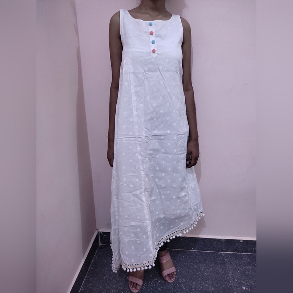 White kurti - Picture 2 of 7